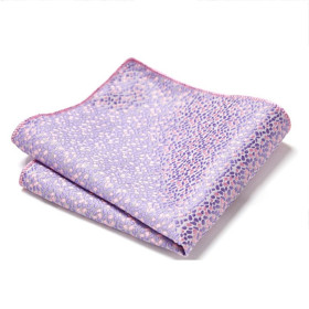 Pochette de costume rose pastel avec motifs délicats, cousue main pour un style sophistiqué